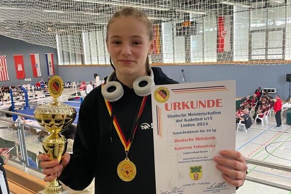M&auml;dchen mit Pokal und Urkunde bei den Deutschen Meisterschaften der Kadetten U15 in Lindow, 2024.