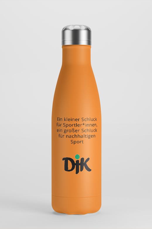 Orangefarbene Sport-Trinkflasche mit Text &bdquo;Ein kleiner Schluck f&uuml;r Sportler*innen, ein gro&szlig;er Schluck f&uuml;r nachhaltigen Sport&ldquo;.
