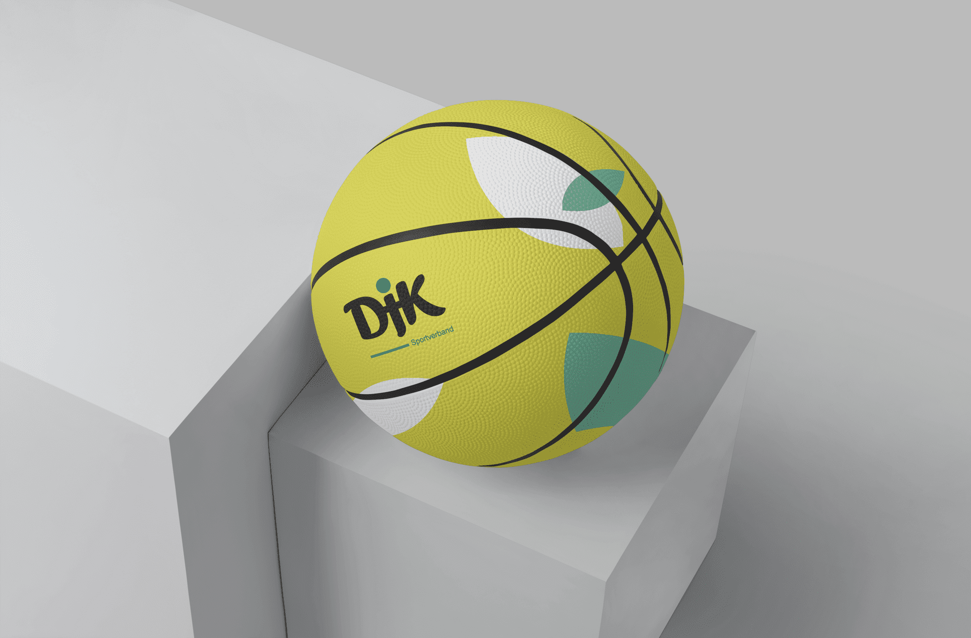 Gelber Basketball mit grafischen Elementen auf einem hellen W&uuml;rfel in minimalistischer Umgebung.
