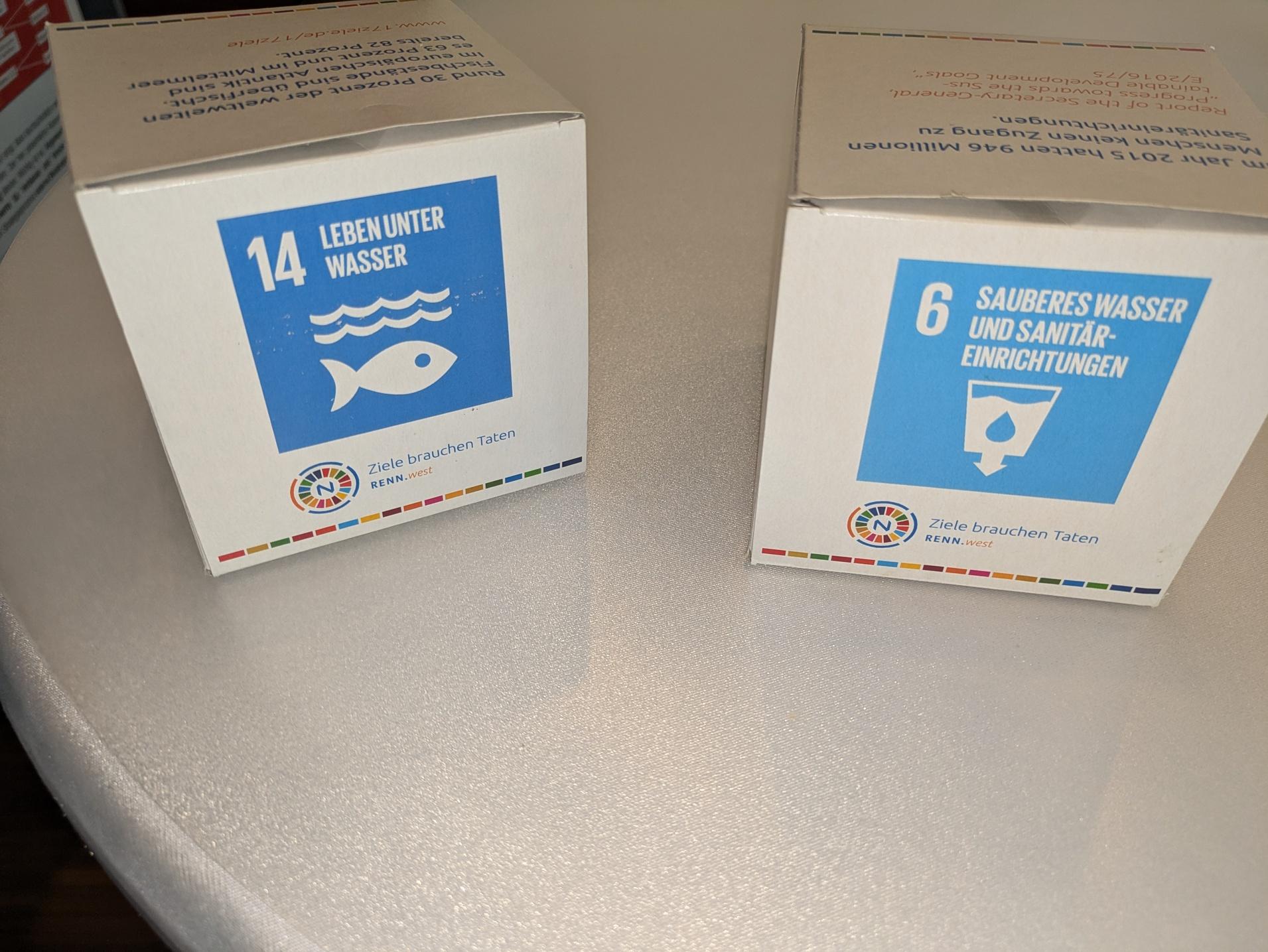 Zwei Schachteln mit den Zielen 14 und 6 der UN-Nachhaltigkeitsziele zur Meeres- und Wasserqualit&auml;t.