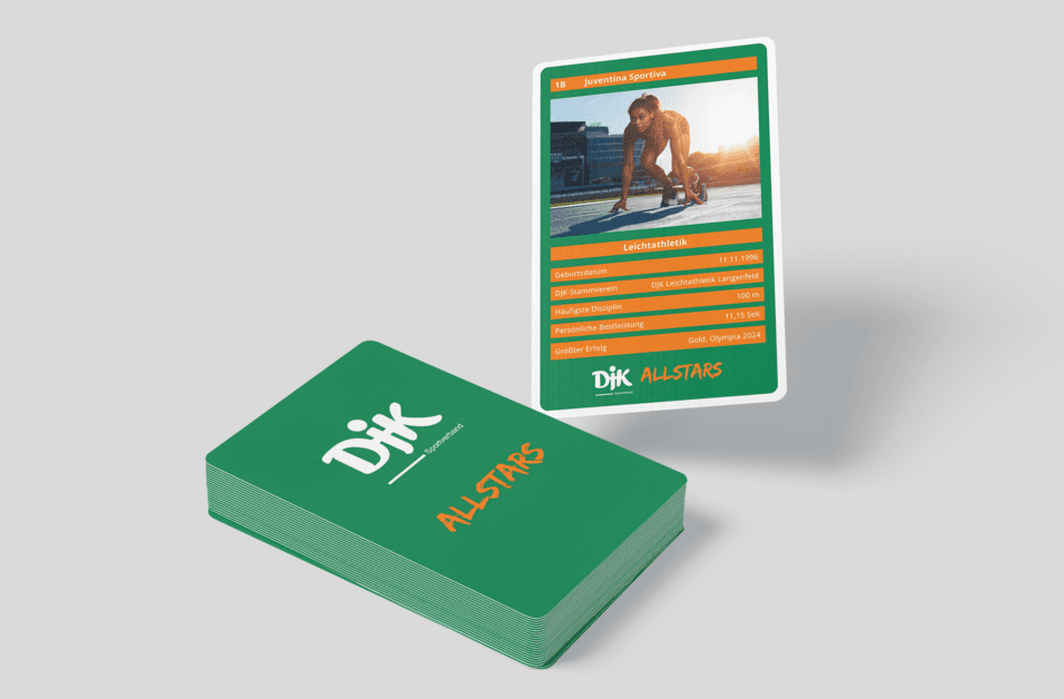Deckblatt eines Kartenspiels mit dem Titel "Dik ALLSTARS" und einer einzelnen Karte mit einer Sportlerabbildung.