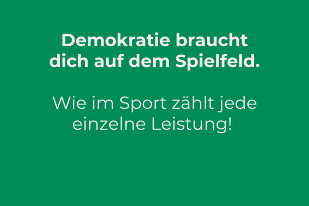 Text auf gr&uuml;nem Hintergrund: &bdquo;Demokratie braucht dich auf dem Spielfeld. Wie im Sport z&auml;hlt jede einzelne Leistung! ZUR BUNDESSTAGSWAHL 2025.&ldquo;