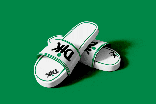 Zwei wei&szlig;e Slipper mit gr&uuml;nen Akzenten und dem Schriftzug "Dik" auf gr&uuml;nem Hintergrund.