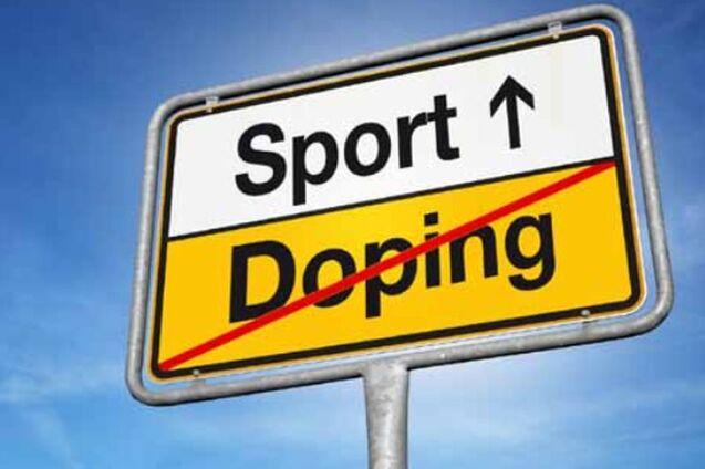 Hinweis auf Dopingverbot im Sport auf einem Stra&szlig;enschild mit blauer Himmelshintergrund.