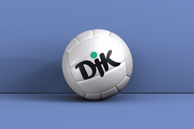 Wei&szlig;er Volleyball mit schwarzem Logo &bdquo;DJK&ldquo; und gr&uuml;ner Markierung auf blauem Hintergrund.