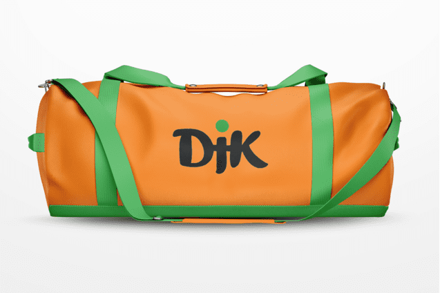 Sporttasche in Orange mit gr&uuml;nem Schultergurt und schwarzem Logo "DJK" auf der Vorderseite.