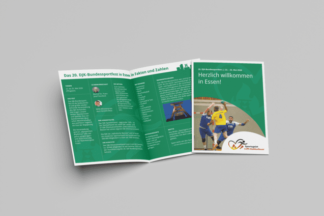 Faltplakat mit Informationen zum 20. DJK-Bundessportfest, Begr&uuml;&szlig;ungstext und Fotos von Sportlern in Aktion.