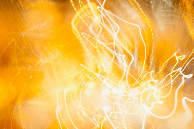 Abstrakte Lichtspiel-Kombination in warmen Gelbt&ouml;nen mit geschwungenen, leuchtenden Linien und unscharfen Bereichen.