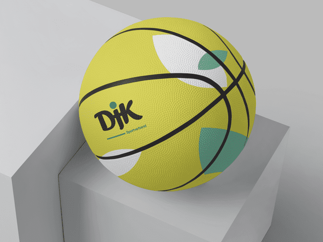 Gelber Basketball mit grafischen Elementen auf einem hellen W&uuml;rfel in minimalistischer Umgebung.