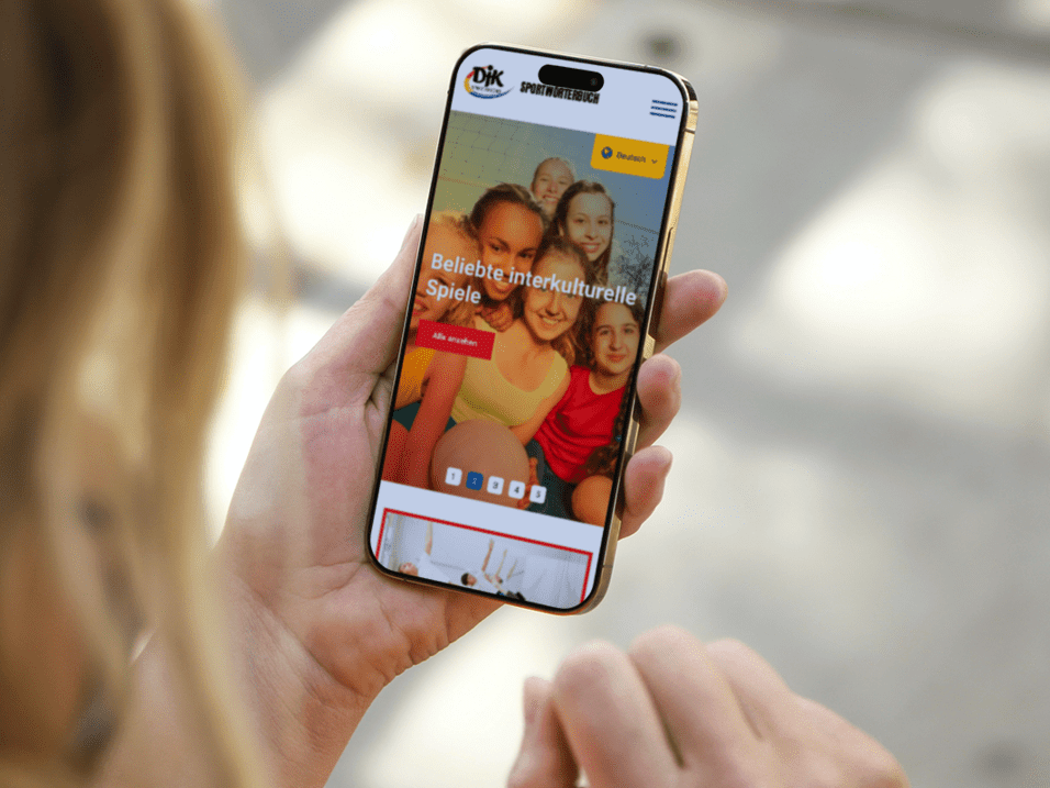 Nahaufnahme einer Person, die ein Smartphone mit einer Website &uuml;ber beliebte Unterhaltungsspiele h&auml;lt.