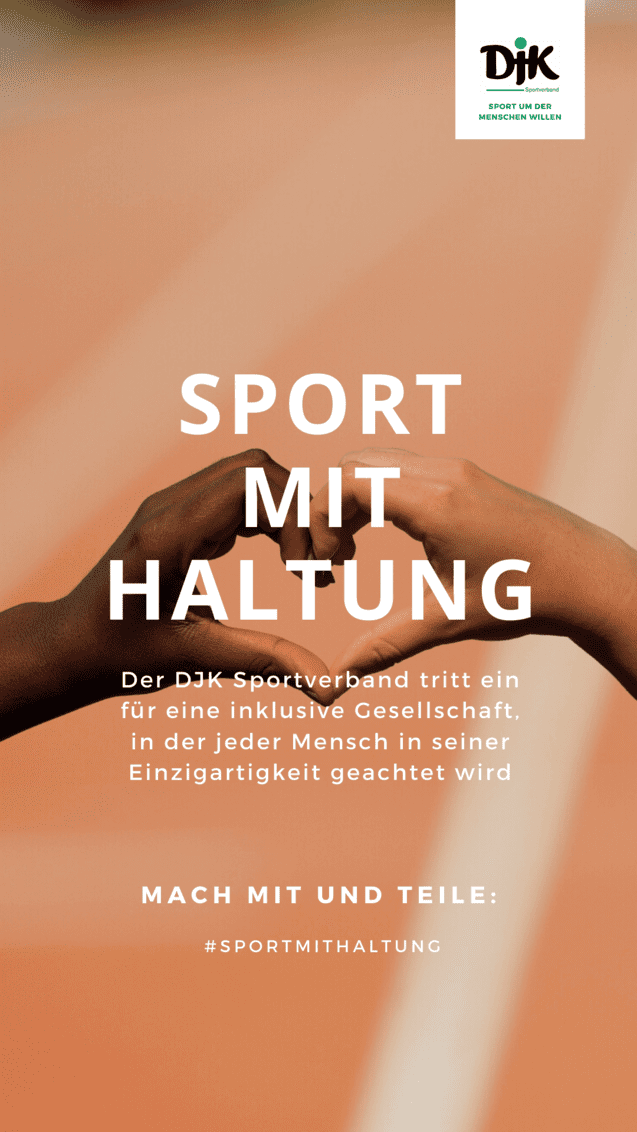 H&auml;nde, die sich zur Form eines Herzens zusammenf&uuml;hren, mit dem Slogan &bdquo;Sport mit Haltung&ldquo; auf einem Sportplatz.