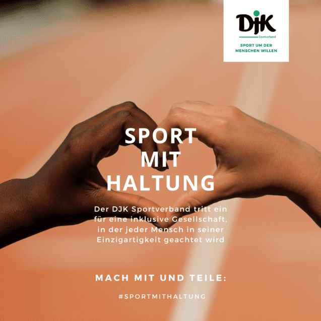 H&auml;nde von zwei Personen bilden ein Herzsymbol, mit dem Text &bdquo;Sport mit Haltung&ldquo; auf einem Sportplatz.