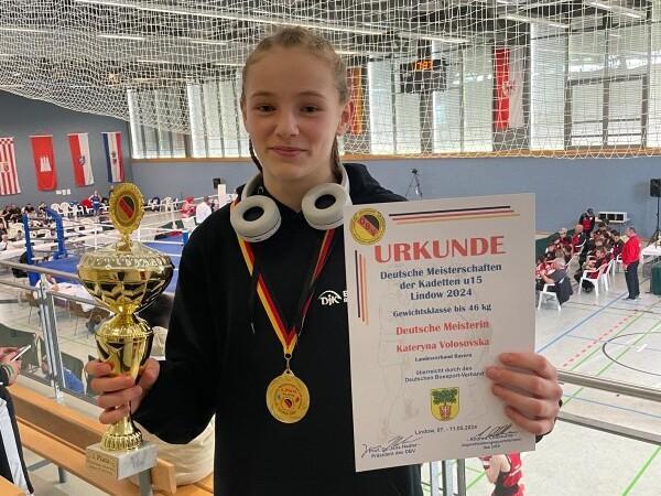M&auml;dchen mit Pokal und Urkunde bei den Deutschen Meisterschaften der Kadetten U15 in Lindow, 2024.