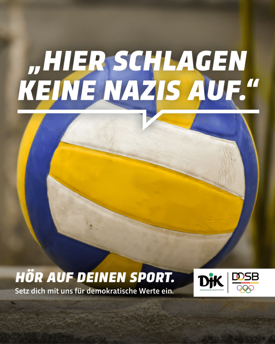 Nahaufnahme eines Volleyballs mit einer Protestbotschaft gegen Rechtsextremismus auf verschwommenem Hintergrund.