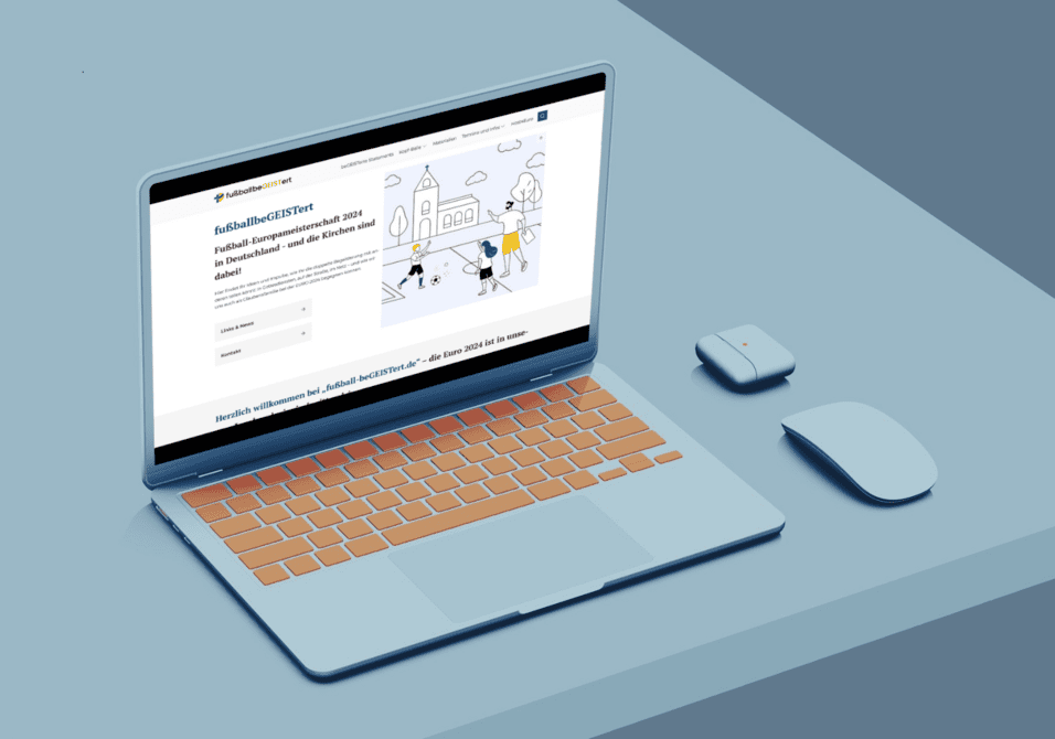 Nahaufnahme eines Laptops mit einer offenen Webseite und einer Maus auf einem blauen Tisch.