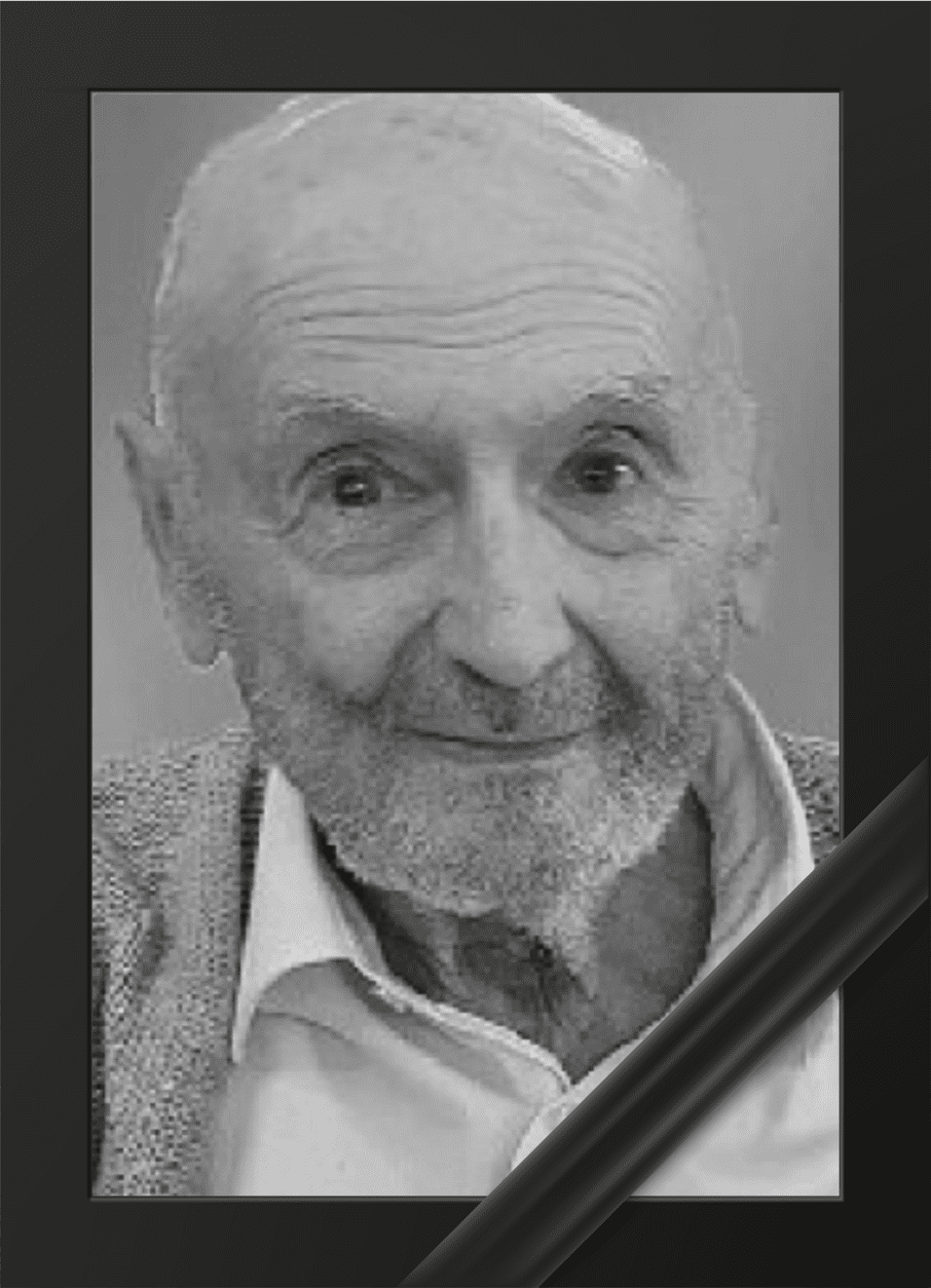 Portr&auml;t eines &auml;lteren Mannes mit Brille und Bart, umrahmt von einem schwarzen Trauerrand. Er l&auml;chelt freundlich.