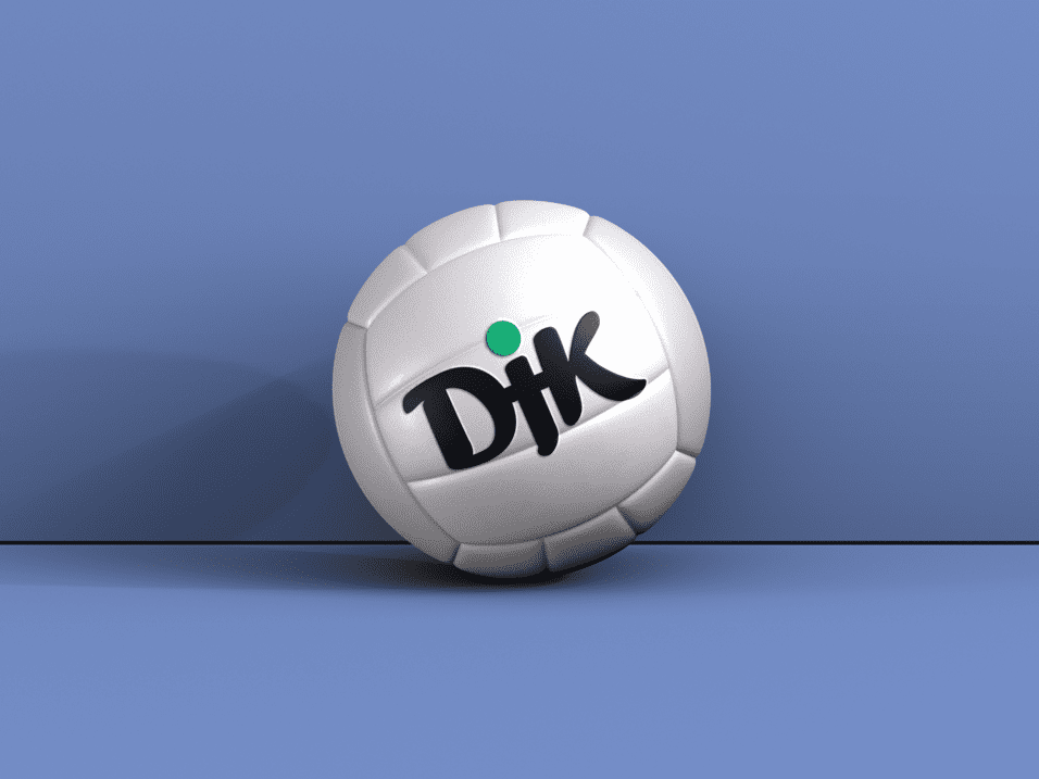 Wei&szlig;er Volleyball mit schwarzem Logo &bdquo;DJK&ldquo; und gr&uuml;ner Markierung auf blauem Hintergrund.
