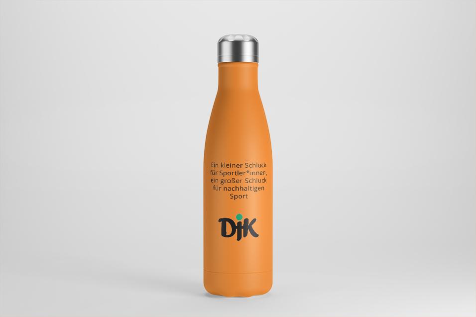 Orangefarbene Sport-Trinkflasche mit Text &bdquo;Ein kleiner Schluck f&uuml;r Sportler*innen, ein gro&szlig;er Schluck f&uuml;r nachhaltigen Sport&ldquo;.