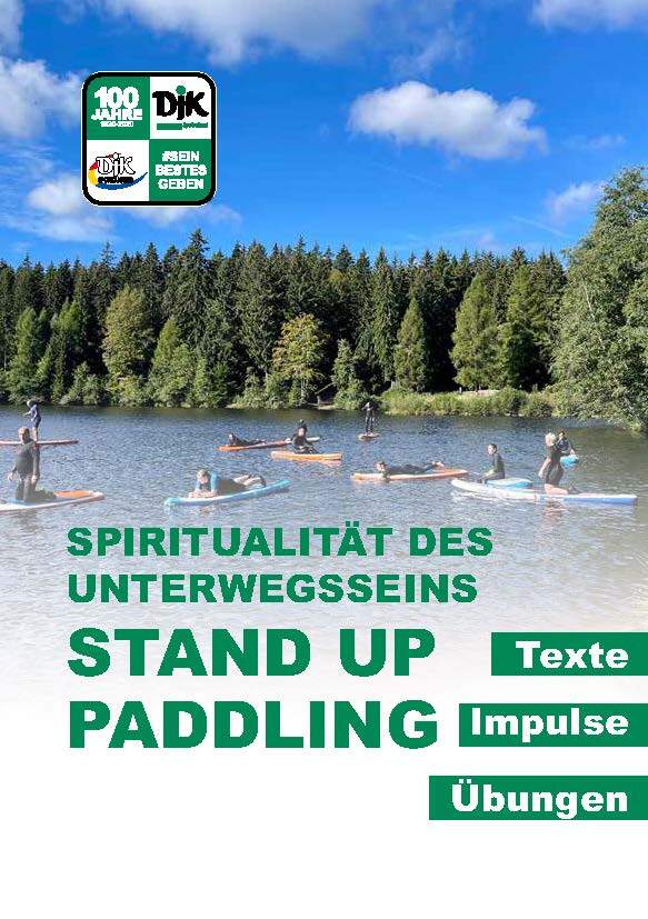 Stand Up Paddler auf einem See umgeben von Wald, unter blauem Himmel mit Wolken, Titeltext unten.