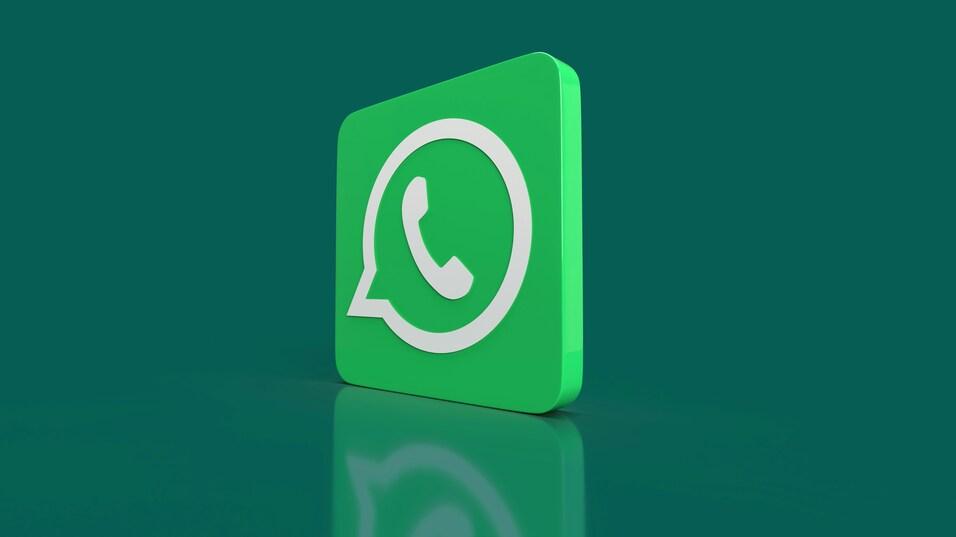 Gr&uuml;nes WhatsApp-Logo mit Sprechblasen-Symbol auf einem reflektierenden Hintergrund.
