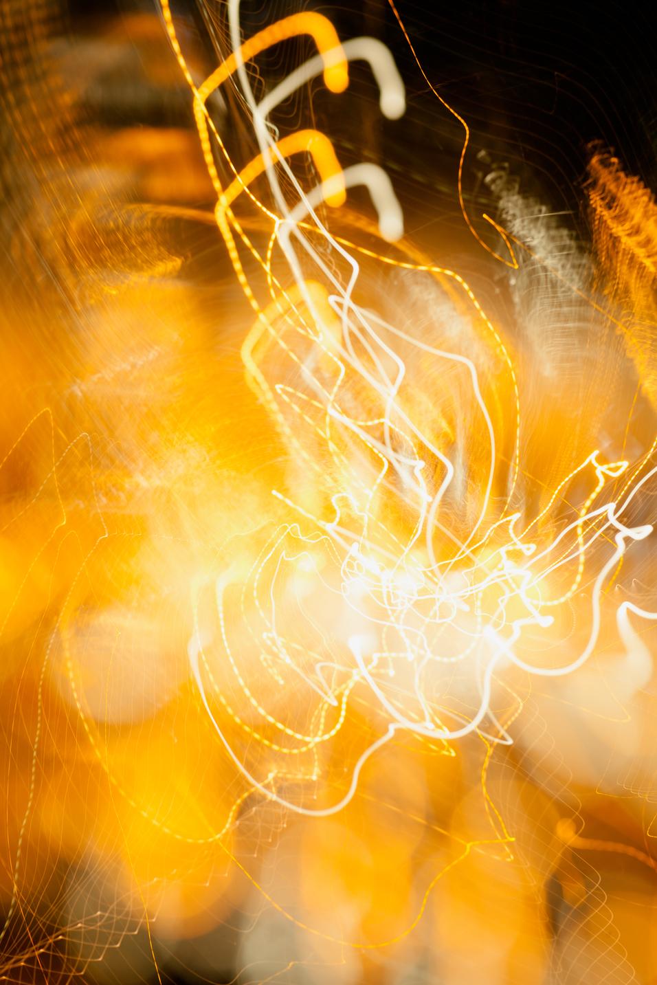 Abstrakte Lichtspiel-Kombination in warmen Gelbt&ouml;nen mit geschwungenen, leuchtenden Linien und unscharfen Bereichen.