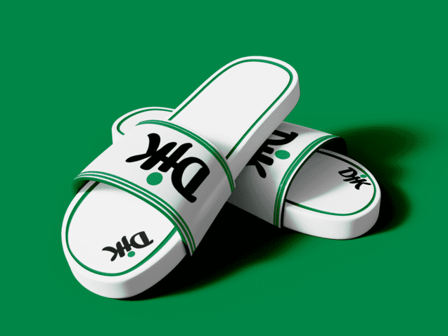 Zwei wei&szlig;e Slipper mit gr&uuml;nen Akzenten und dem Schriftzug "Dik" auf gr&uuml;nem Hintergrund.