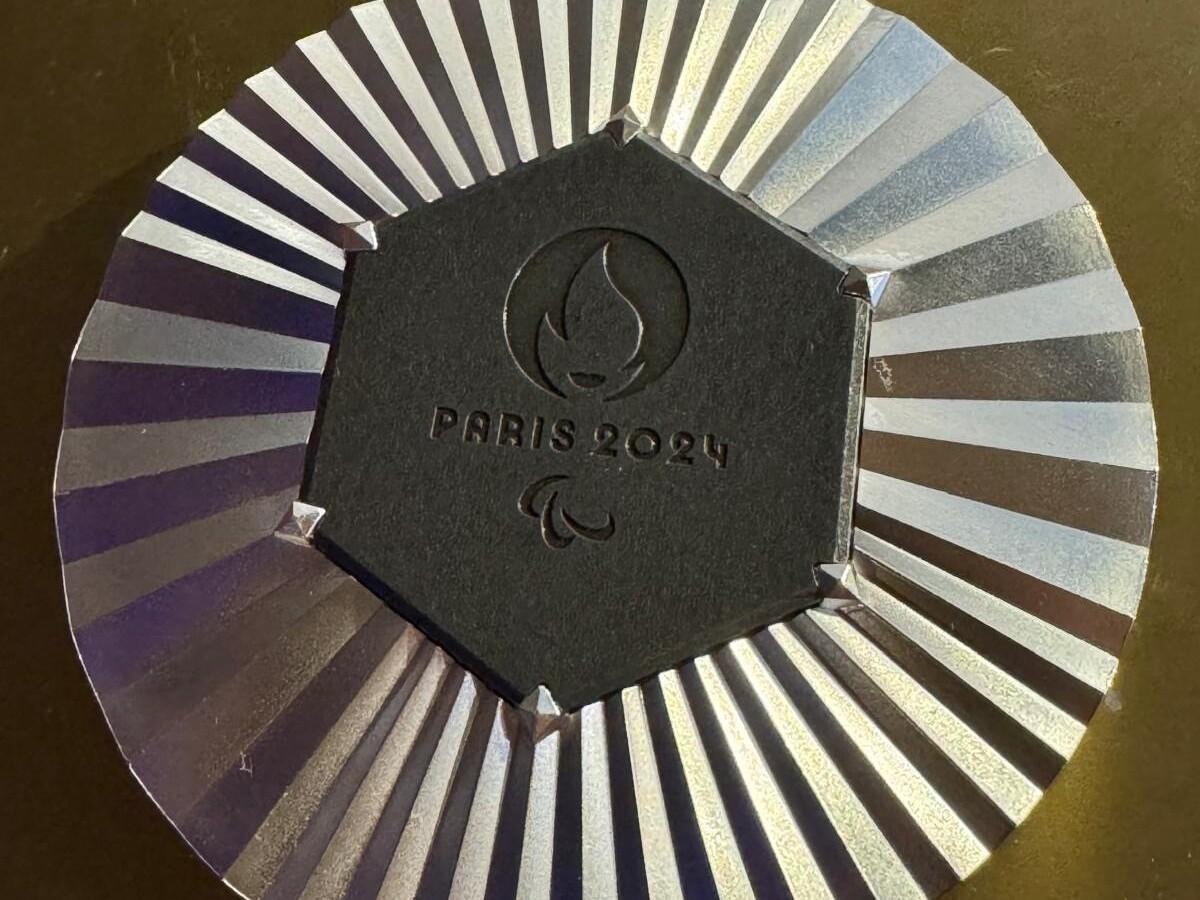Silberne Medaille f&uuml;r die Paralympics Paris 2024 mit rotem Band und stilisiertem Logo.