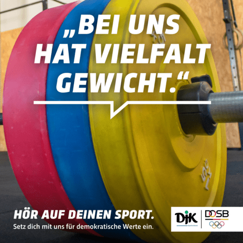 Detailaufnahme einer Gewichtsstange mit bunten Gewichten auf einer Trainingsfl&auml;che, kombiniert mit motivierendem Text.