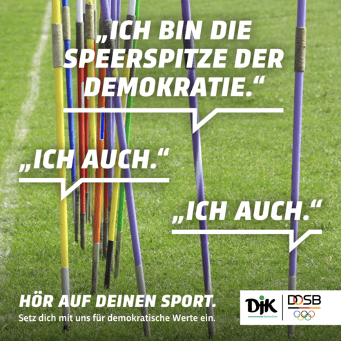 Bunte Speerwurf-Stangen stehen auf einem Rasen, &uuml;berlagert von Zitaten zur Bedeutung der Demokratie im Sport.