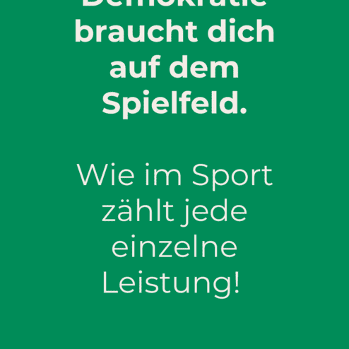 Plakat zur Bundestagswahl 2025 mit dem Slogan &bdquo;Demokratie braucht dich auf dem Spielfeld.&ldquo; auf gr&uuml;nem Hintergrund.