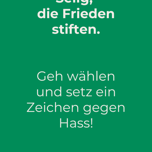 Texttafeln mit der Aufschrift &bdquo;Selig, die Frieden stiften. Geh w&auml;hlen und setz ein Zeichen gegen Hass!&ldquo; auf gr&uuml;nem Hintergrund.
