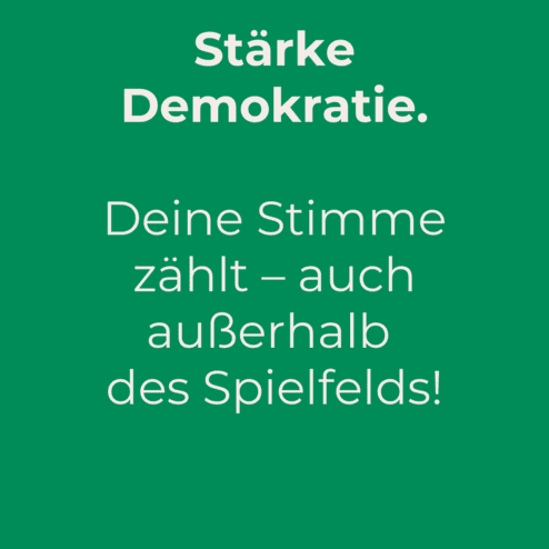 Plakat mit gr&uuml;nem Hintergrund, Text: "St&auml;rke Demokratie. Deine Stimme z&auml;hlt &ndash; auch au&szlig;erhalb des Spielfelds! DJK."