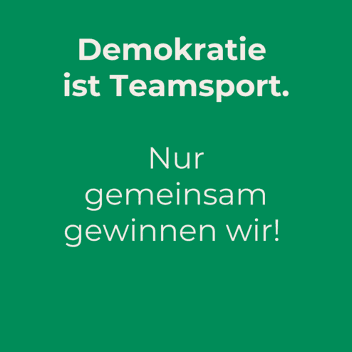 Plakat mit gr&uuml;nem Hintergrund und dem Slogan &bdquo;Demokratie ist Teamsport. Nur gemeinsam gewinnen wir!&ldquo; zur Bundestagswahl 2025.