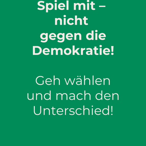 Gr&uuml;ner Hintergrund mit wei&szlig;en Textbotschaften: &bdquo;Spiel mit &ndash; nicht gegen die Demokratie! Geh w&auml;hlen und mach den Unterschied!&ldquo;