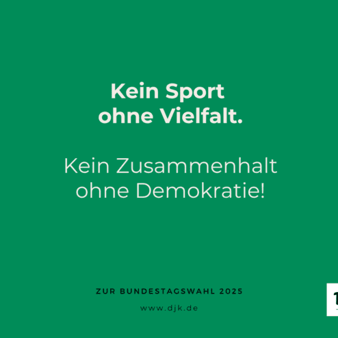 Wei&szlig;er Text auf gr&uuml;nem Hintergrund: &bdquo;Kein Sport ohne Vielfalt. Kein Zusammenhalt ohne Demokratie!&ldquo;, DJK-Logo unten rechts.
