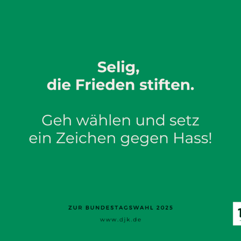 Plakat mit gr&uuml;nem Hintergrund, Text: &bdquo;Selig, die Frieden stiften. Geh w&auml;hlen und setz ein Zeichen gegen Hass!&ldquo; und Logo.