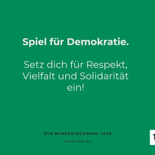 Gr&uuml;ner Hintergrund mit dem Text &bdquo;Spiel f&uuml;r Demokratie. Setz dich f&uuml;r Respekt, Vielfalt und Solidarit&auml;t ein!&ldquo;. DJK-Logo unten rechts.