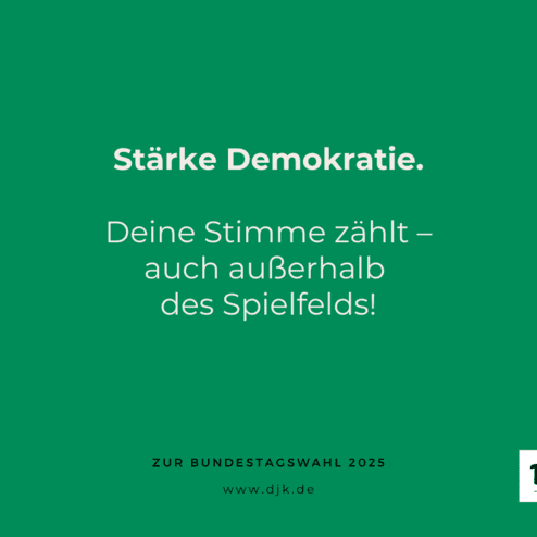 Gr&uuml;ne Grafik mit dem Text &bdquo;St&auml;rke Demokratie. Deine Stimme z&auml;hlt &ndash; auch au&szlig;erhalb des Spielfelds! Zur Bundestagswahl 2025.&ldquo;