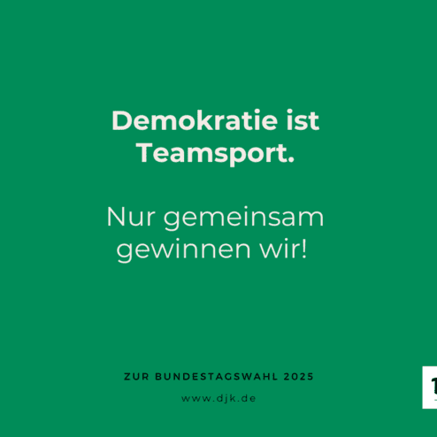 Grafik mit gr&uuml;nem Hintergrund und dem Text: &bdquo;Demokratie ist Teamsport. Nur gemeinsam gewinnen wir! Zur Bundestagswahl 2025.&ldquo;