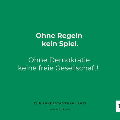 Gr&uuml;ne Hintergrundgrafik mit Slogans zur Bundestagswahl 2025 &uuml;ber Demokratie und Regeln. Logo der DJK unten rechts.