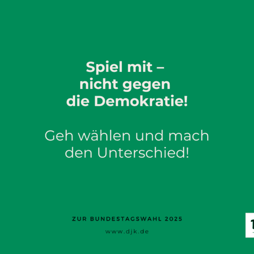 Gr&uuml;ner Hintergrund mit dem Slogan &bdquo;Spiel mit &ndash; nicht gegen die Demokratie!&ldquo; und Aufforderung zur Wahlteilnahme.