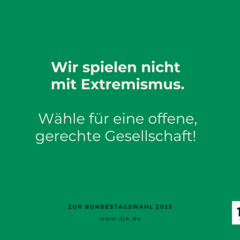 Slogan auf gr&uuml;nem Hintergrund: &bdquo;Wir spielen nicht mit Extremismus. W&auml;hle f&uuml;r eine offene, gerechte Gesellschaft!&ldquo;