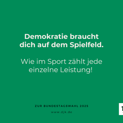 Gr&uuml;ner Hintergrund mit dem Text: &bdquo;Demokratie braucht dich auf dem Spielfeld. Wie im Sport z&auml;hlt jede einzelne Leistung!&ldquo;