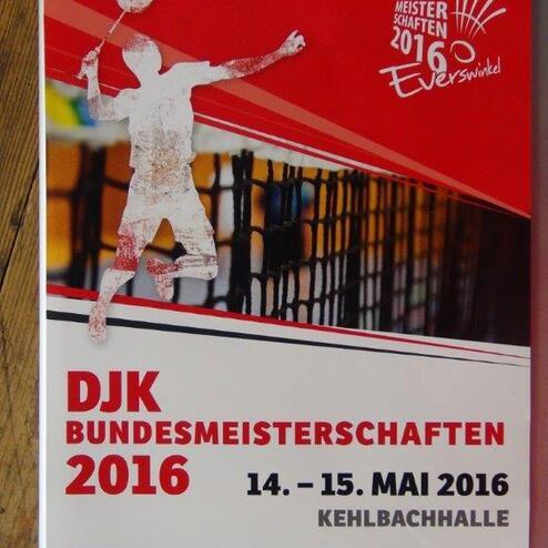 Plakat der DJK Bundesmeisterschaften 2016 mit Grafik eines Badmintonspielers vor Netz und Veranstaltungshinweisen.