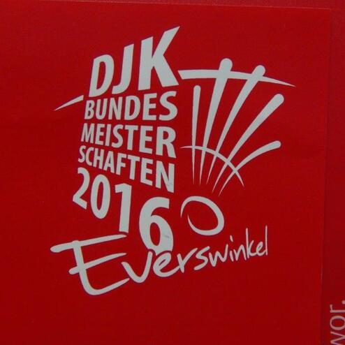 Logo der DJK Bundesmeisterschaften 2016 in Everswinkel auf rotem Hintergrund.