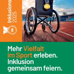Rollstuhl mit Medaille auf einer Laufbahn, erg&auml;nzt durch den Slogan zur Vielfalt und Inklusion im Sport.