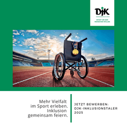 Rollstuhl mit Medaille auf einer Laufbahn, umgeben von einem Sportstadion vor einem bew&ouml;lkten Himmel.