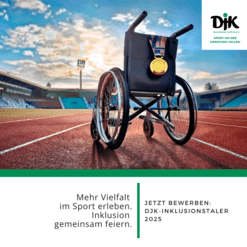 Rollstuhl mit Goldmedaille auf einer Laufbahn, im Hintergrund ein Stadion. Text zur F&ouml;rderung von Inklusion im Sport.