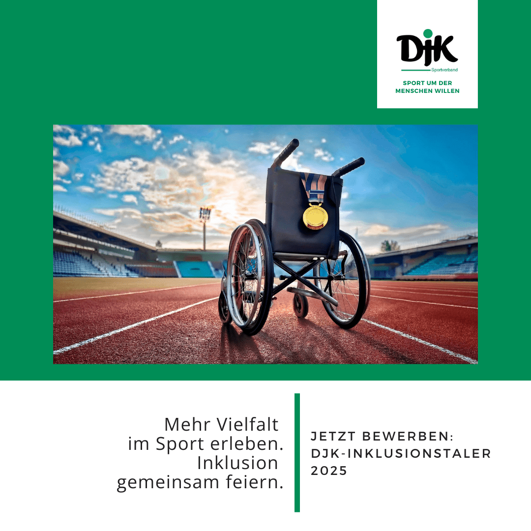 Rollstuhl mit Medaille auf einer Laufbahn, umgeben von einem Sportstadion vor einem bew&ouml;lkten Himmel.