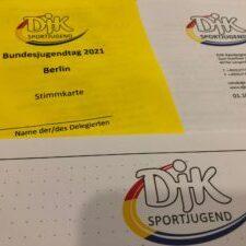 Dokumente f&uuml;r den Bundesjugendtag 2021 in Berlin, inklusive Stimmkarte und Logo der DJK-Sportjugend.